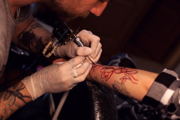 Tatoueur travaille dans le salon — Photo