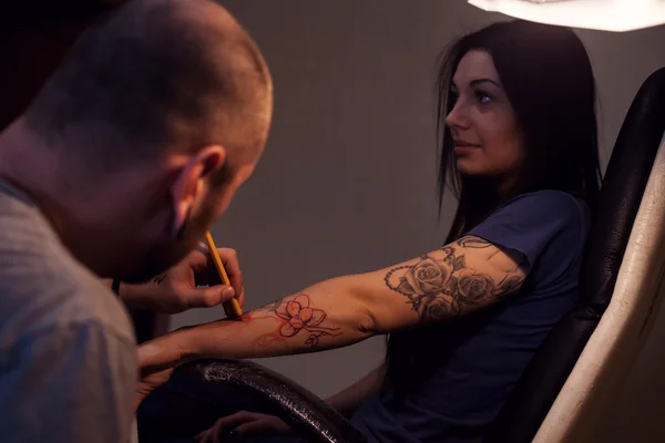 Tattooer makes scetch — Stock Photo, Image