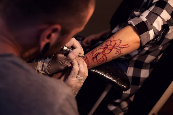 Tatoeëerder werkt in salon — Stockfoto