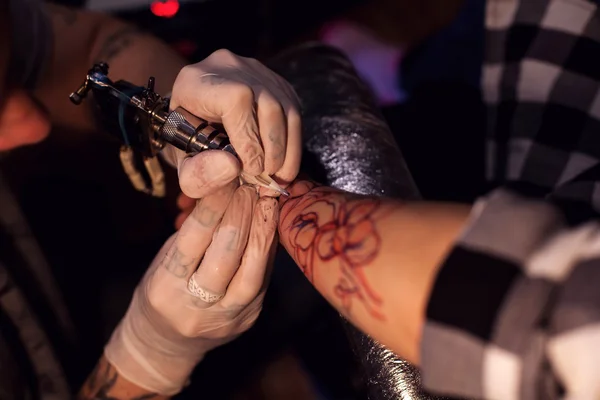 Tatoeëerder werkt in salon — Stockfoto