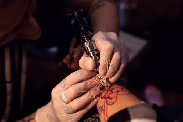 Tatuaż artysta pracuje w salonie — Zdjęcie stockowe