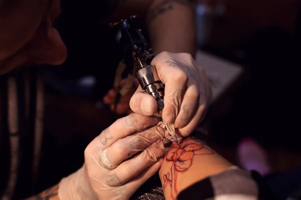 Tatoeëerder werkt in salon — Stockfoto