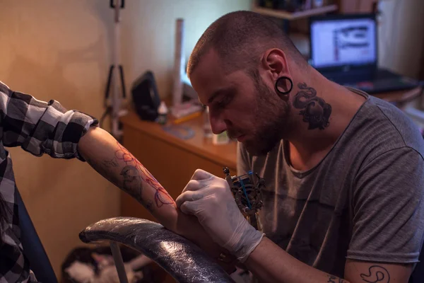 Tattooer kadın için dövme yapar — Stok fotoğraf