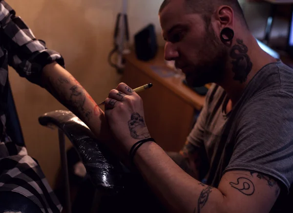 Tattooer scketch yapar — Stok fotoğraf