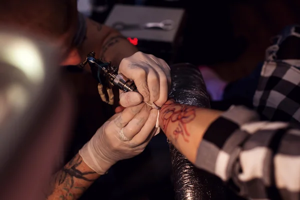 Tattoer met behulp van tattoo machine — Stockfoto
