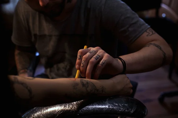 Tattoo artist makes scetch — Stock Photo, Image