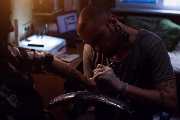 Tattooer を作る女性のためのタトゥー — ストック写真