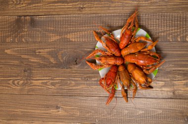 Plaka üzerinde taze crayfishes