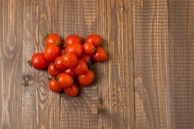 Kiraz domates masaya vardır