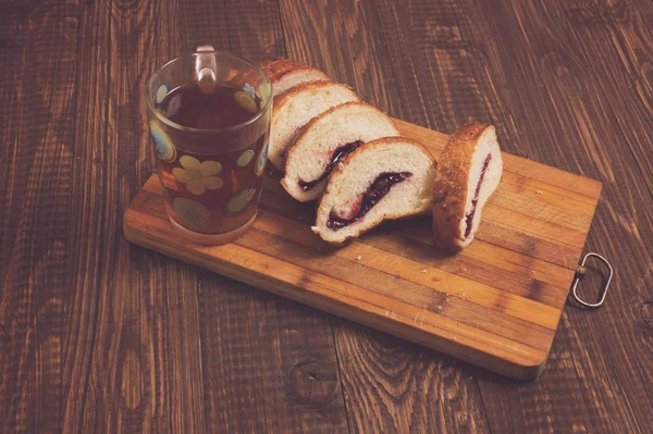 Cutted loaf and tasty tea — Stock Photo, Image