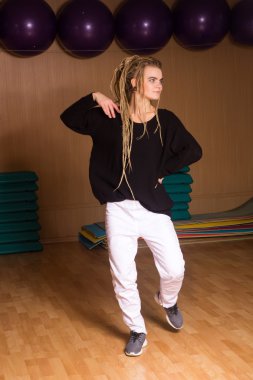 Bir dans dansçı gösterir