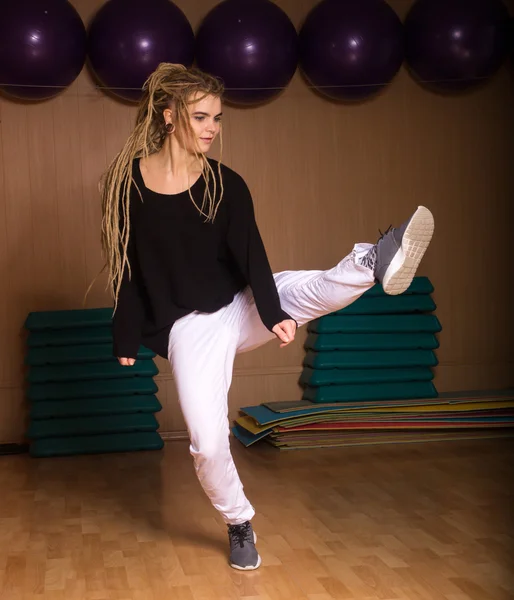 Hip-hop dansçısı tarafından gösterilir