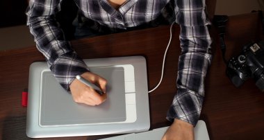 Retoucher dizüstü bilgisayarda çalışır