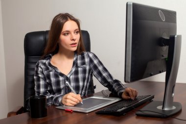 Retoucher ofiste çalışıyor