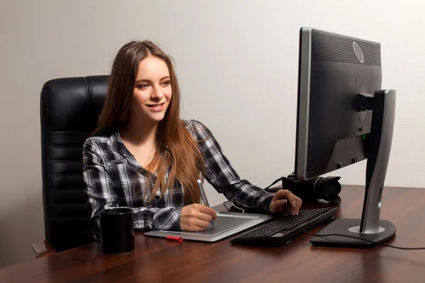 Retoucher travaille dans le bureau — Photo