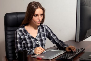 Retoucher ofiste çalışıyor