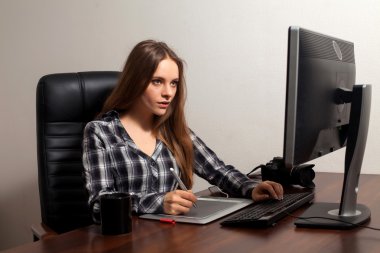 Retoucher ofiste çalışıyor