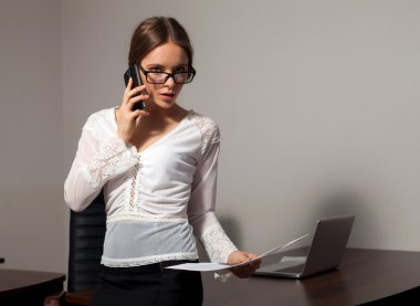 Sekreter ofiste çalışıyor