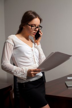 Sekreter ofiste çalışıyor