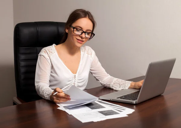 Woman boss works in the office — Stock Photo, Image
