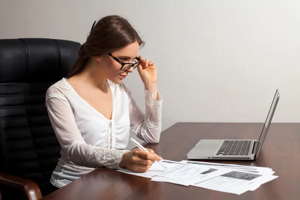 Patron de femme travaille dans le bureau — Photo