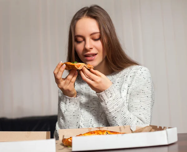 Kvinna med pizza — Stockfoto