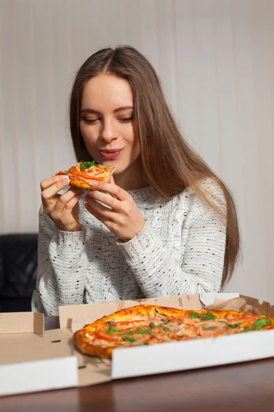 Vrouw met pizza — Stockfoto