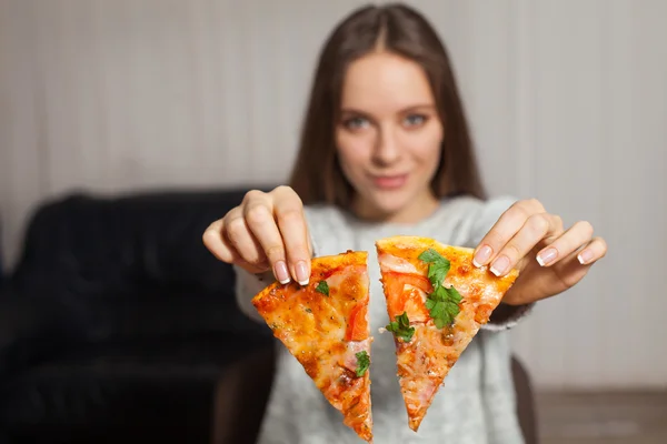 Vrouw met plakjes pizza — Stockfoto