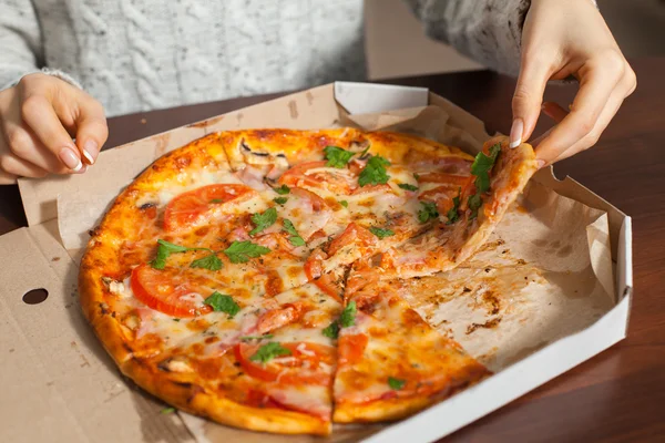 Pizza en caja — Foto de Stock