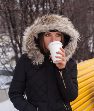 Kış, kadın ve sıcak içecek
