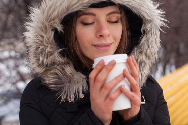 Kış, kadın ve sıcak içecek