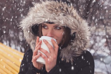 Sıcak içecek içen kadın.