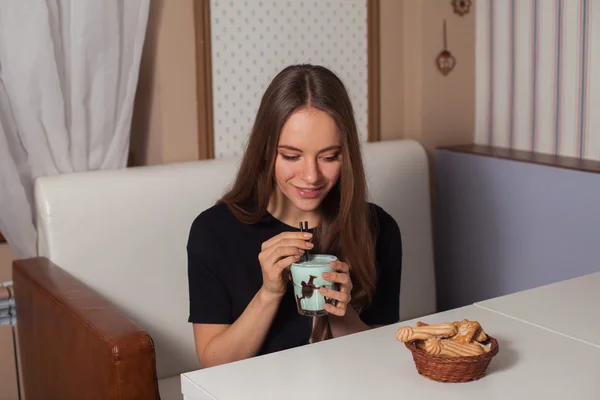 Mujer joven bebiendo café — Foto de Stock