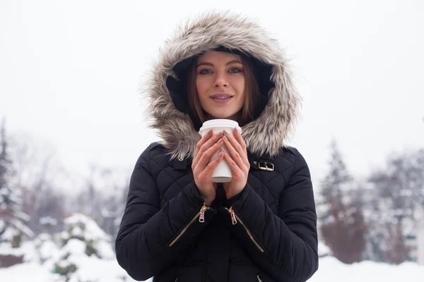 Inverno, mulher e café quente — Fotografia de Stock