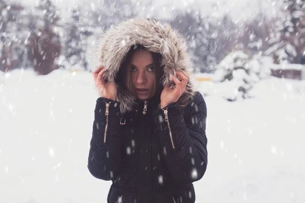 Взимку і жінка — стокове фото