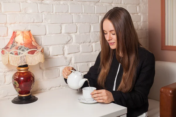 Mujer bebiendo té —  Fotos de Stock