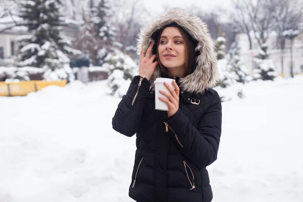 Winter, vrouw en warme drank — Stockfoto