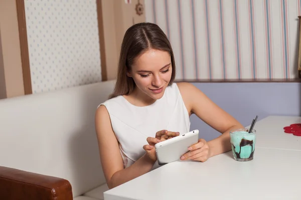 Woman with tablet — Stock Photo, Image