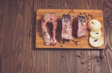 Bir tahta soğan ve balık vardır