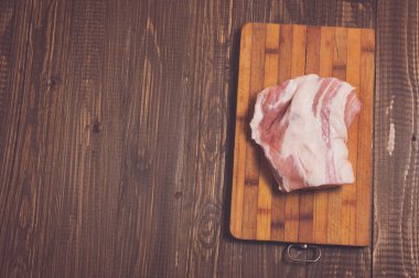 Bir tahta üzerinde domuz olduğunu