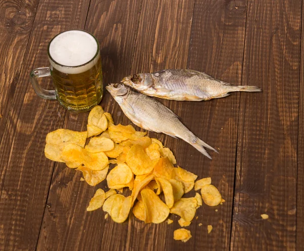 ビール、2 つの魚やチップ — ストック写真