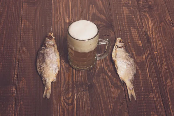 La birra è tra i pesci — Foto Stock