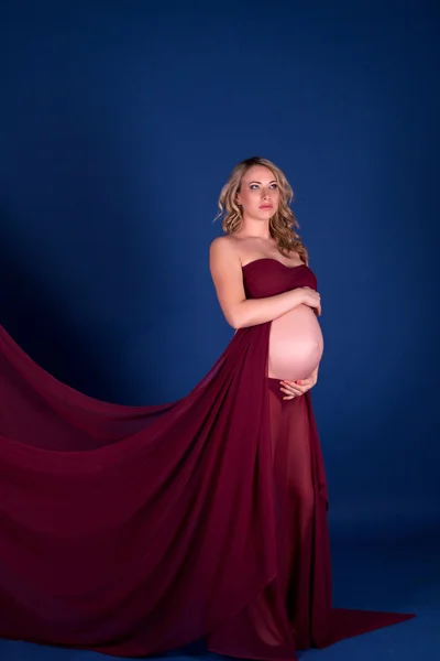 Donna incinta in abito rosso — Foto Stock
