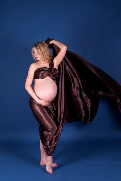 Mujer embarazada en vestido marrón — Foto de Stock