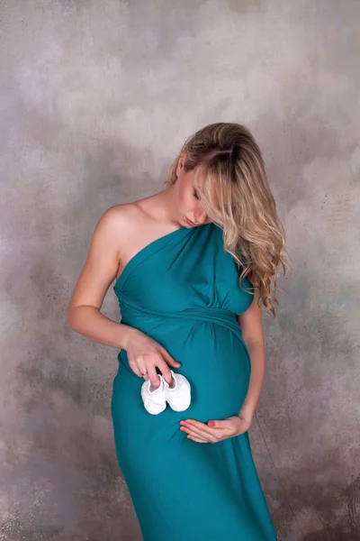 Pregnant woman in blue dress — Stock Photo, Image