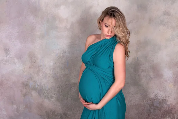 Terhes nő a kék ruha — Stock Fotó