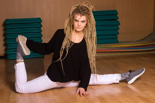 La bailarina está sentada sobre un cordel —  Fotos de Stock