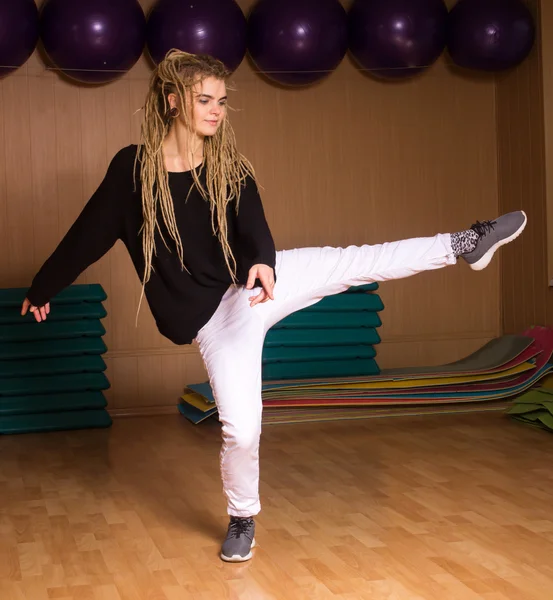 Hip-hop genç dansçı tarafından gösterilir