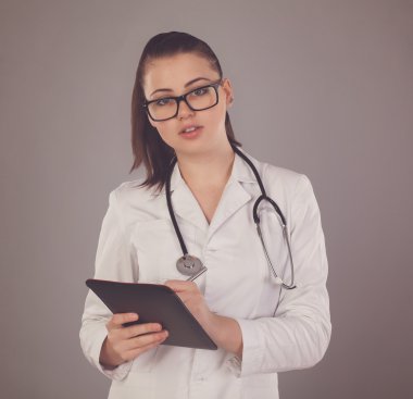 Hemşire bir şey belirterek