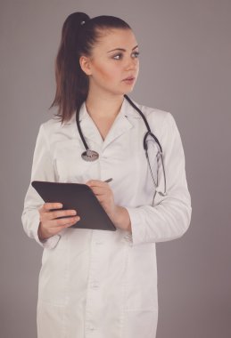 Hemşire notları yapar